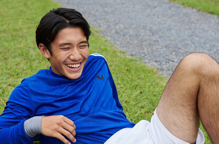 あなたが現在見ているのは ギャラリー｜芝生に寝転ぶサッカー部員